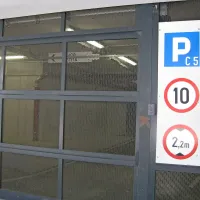 Elektrika je v večini soseske  Nokturno priključena, v garaži 
celo gorijo luči.  
