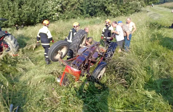 Traktor se je prevrnil med košnjo.