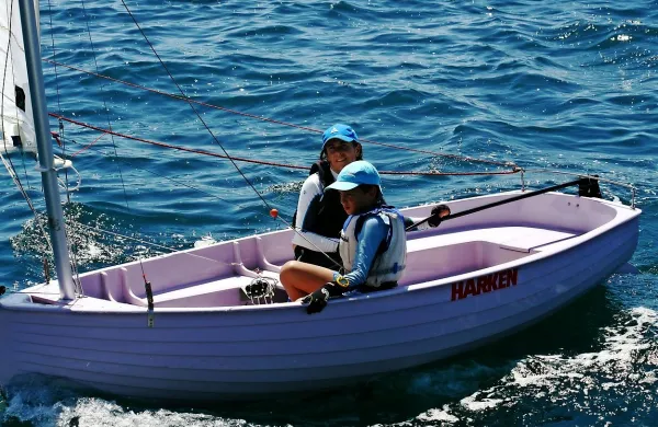 Na regati za starodobnike dinghy 12’ je    trikratna olimpijka 
Vesna Dekleva Paoli skupaj s sinom  Erikom Paolijem osvojila 
četrto mesto. 