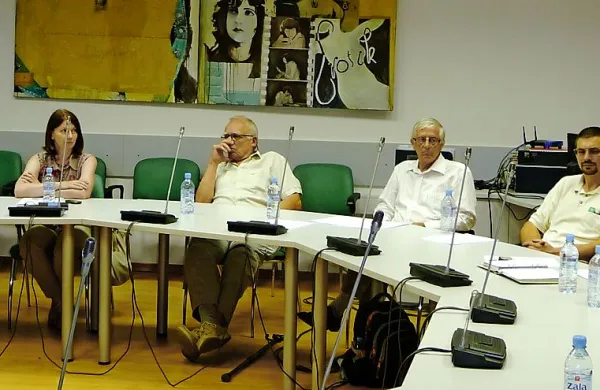 O vetrnicah so v Divači spregovorili (z leve): dr. Ferdinand 
Deželak, dr. Sonja Jeram, dr. Miha Janc, mag. Tomaž Ogrin in 
Tomaž Zorman, predstavitev pa je vodila prva soseda vetrnice v Dolenji vasi Barbara Humar.

