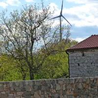 Nizkofrekvenčni in ultrazvočnih hrup, ki ga povzročajo vetrne 
turbine, se na stenah hiš ne ustavi, temveč se v hišah lahko 
celo še ojača.