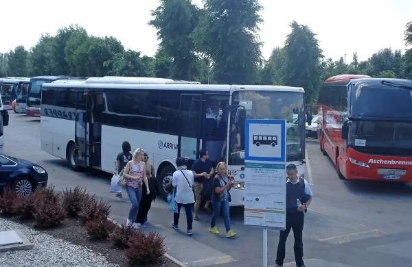 Tako so včeraj prispeli potniki z avtobusom iz Ljubljane naravnost pred Postojnsko jamo.