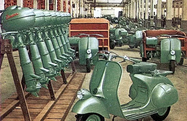Prvo vespo so izdelal leta 1946 v Italiji v tovarni Piaggio po 
vzoru ameriškega skuterja znamke chusman, ki so ga med 
drugo svetovno vojno v Italiji uporabljali ameriški vojaki.