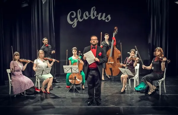 Scenografija   Orkestra je delo Tinke Leskovšek, kostumi pa  Mateje Čibej.  