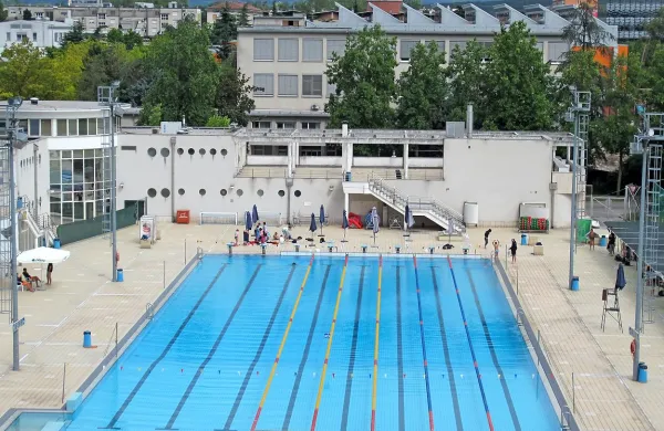 Čeprav se bo letošnja kopalna sezona na mestnem kopališču 
uradno začela v soboto ob 9. uri zjutraj, bo kopanje za vse, ki 
v teh vročih dneh nestrpno pričakujejo odprtje bazena, 
mogoče že danes.