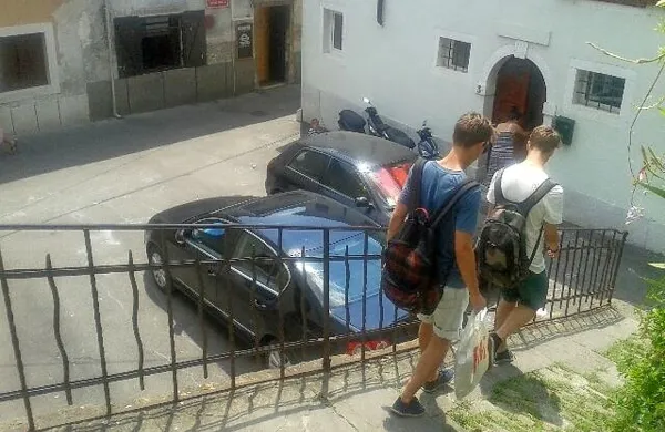 Strma ulica, majhna rampa ali “rampin” po domače, ki vodi k Rampinu iz Sabinijeve ulice, naj 
bi dala lokalu ime. Po drugi teoriji pa je dobil najemnik Pietro Rasman vzdevek Ranpin po 
posebni kljuki, s katero so zajemali vodo iz vodnjaka.