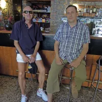 Nevio Kocijančič in Boris Sardoč; prvi je lastnik lokala, drugi 
najemnik, njun odnos pa ostaja skladen do zadnjega evra in 
zadnjega gosta.