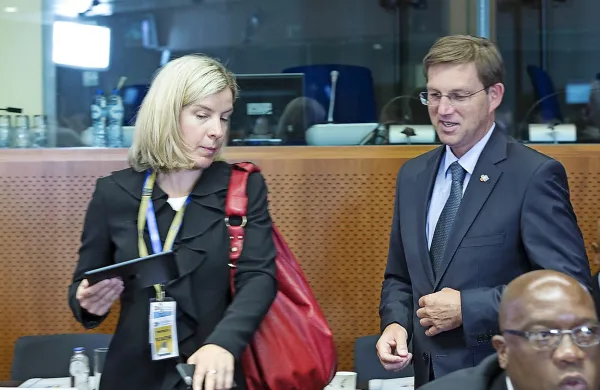 Problem Grčije ostaja nerešen in verjamem, da nas čaka še 
zelo težka pot do rešitve, je danes v Bruslju dejal premier Miro 
Cerar.