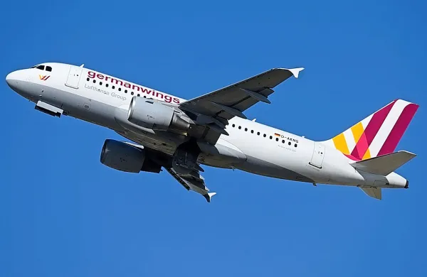 Letalo Germanwingsa naj bi namerno strmoglavil kopilot 
Andreas Lubitz. Pri Germanwingsu pravijo, da za Lubitzove 
psihološke težave niso vedeli.