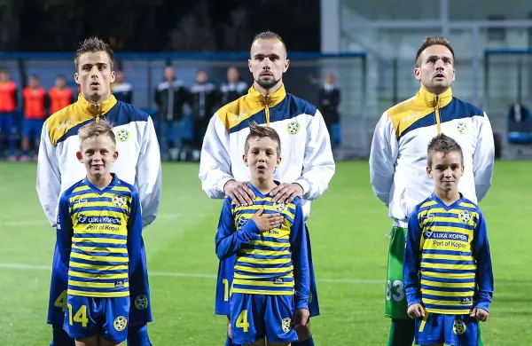 Tudi v novi sezoni skupaj v koprski obrambi (z leve):  Denis 
Šme, Denis Halilović, ki je pravkar podaljšal pogodbo,  in 
vratar Vasja Simčič.