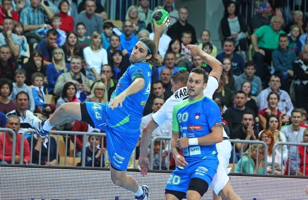 Dean Bombač (z žogo) je večji del tekme s Slovaško vodil igro 
slovenske reprezentance.