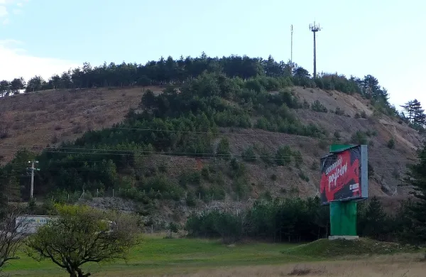 Desno od tega panoja naj bi v nekdanjem peskokopu 
novembra zrasla mala vetrnica, napoveduje Anton Može. 