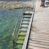 Na stopnicah ob pomolu so les zamenjali z nerjavečim 
jeklom.  