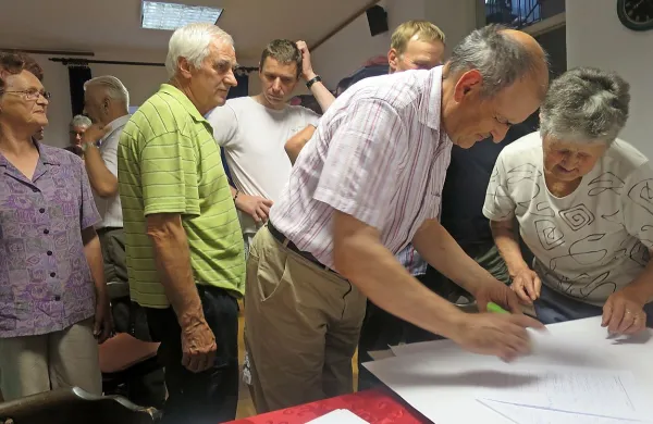  

Vsi na shodu prisotni Cerkljani so se podpisali pod peticijo.