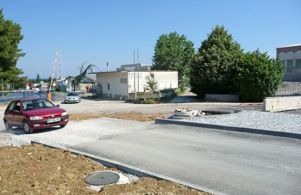 Nekaterih  ne moti, da krožišče ob hitri cesti še ni povezano z 
Industrijsko cesto.