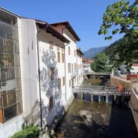 Iz rezidenčnega poslopja vodi pot  čez Vipavo na prostorno 
dvorišče, ki ga bodo tlakovali.