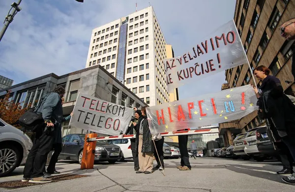 Nasprotniki privatizacije so se danes zbrali na Prešernovem 
trgu v Ljubljani, kjer s transparenti vlado pozivajo, naj ustavi 
prodajo podjetij v državni lasti.