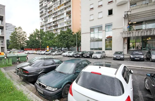 Dogajanje 13. avgusta lani za nebotičnikom v središču Nove 
Gorice je dobilo sodni epilog.