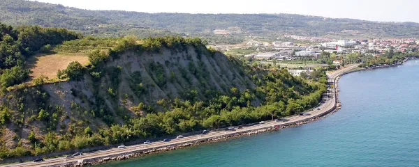 Območje obalne med Koprom in Izolo je razpeto med 
priložnosti, snovanja in omejitve.