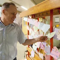 Dr. Slavko Gaber na hodniku Pedagoške fakultete. Te dni je pestro, pravi, saj je izpitno obdobje  v polnem razmahu.  