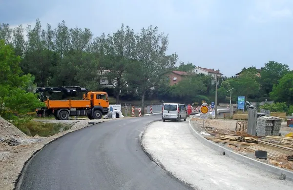 Z novim cestnim odsekom z rečiškega mostu čez Reko se bo 
voznikom iz smeri Podgrad precej podaljšala pot do Ilirske 
Bistrice. Cestni odsek, ki je prej peljal mimo Lesonita (na 
fotografiji levo od tovornjaka), bo poslej zaprt za ves promet. 
