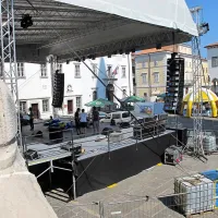 18 metrov dolg in 12 metrov širok oder zaseda precejšen del 
Titovega trga.