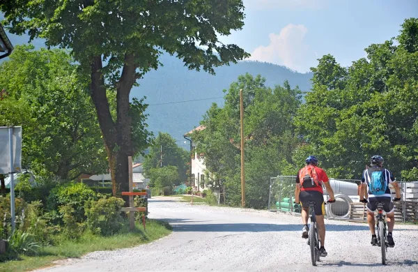 Gradnja kanalizacije je ustavljena, Čepovanci pa zahtevajo, naj občina cesto, ki je zdaj še 
delno razkopana in polna prahu,  spravi v prvotno stanje. 