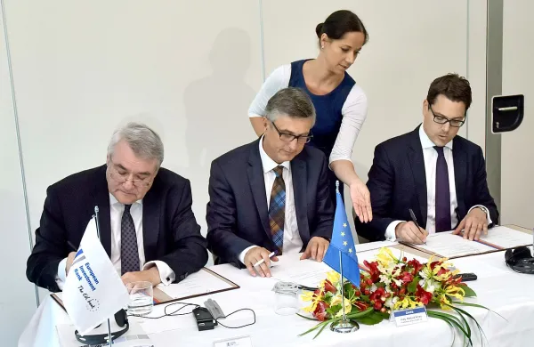Dars je danes z EIB podpisal pogodbo o posojilu v višini 145 
milijonov evrov za več projektov, tudi za gradnjo dela hitre 
ceste med Lucijo in Izolo. 