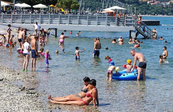 Morje nam te dni resnično ponuja osvežitev. Poleg kopalcev 
se v njem ponekod   “hladijo” tudi uhati klobučnjaki, ki pa 
kopalcem niso nevarni, če se jih ne dotikajo.  