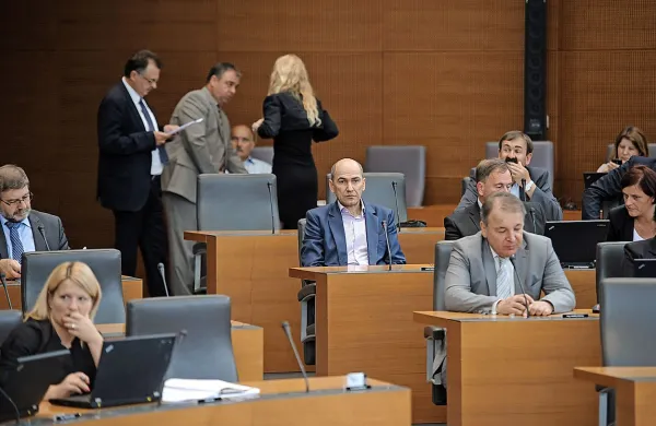 Predsednik SDS Janez Janša v petnajstdnevnem roku ni 
prevzel osnutka poročila o premoženjskem stanju, ki mu ga je 
26. maja poslala Komisija za preprečevanje korupcije.
