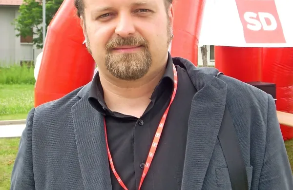 Državni sekretar na ministrstvu za obrambo Miloš Bizjak in 
predstavnik postojnske občine Goran Blaško (na fotografiji) 
sta danes izpostavila obojestransko pripravljenost na iskanje 
rešitve glede vojaškega vadišča na Počku.