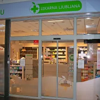 

V mesecu dni bo znano, ali je pogodba med Občino Postojna 
in Lekarno Ljubljana o odprtju lekarne v Postojni veljavna ali 
nična. Izpodbijajo jo Kraške lekarne, ki so se po pravico 
zatekle na sodišče. Tam se je včeraj obravnava zaključila.