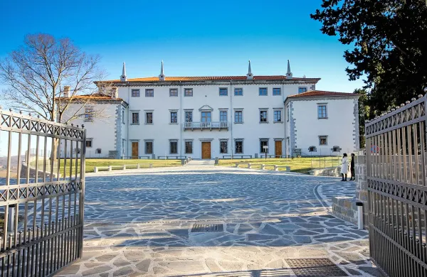 Obnovljena briška lepotica še čaka tako na direktorja kot na vsebine.