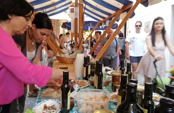 Nič bučne glasbe, le dobro vino, olje in ribe