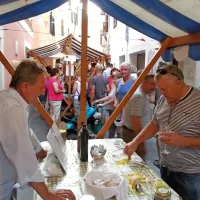 Nič bučne glasbe, le dobro vino, olje in ribe