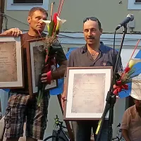 Laskavi naslov si je prislužil Slavec s Kocine z refoškom 2013. 
Vinarjevo slavje pa je bilo dvojno, saj je komisijo prepričal tudi 
s svojim ciprom 2014, ki je postalo drugo spremljevalno vino. 
Prvo spremljevalno vino, malvazijo 2014, pa sta pridelala 
Robi in Orjano Korenika. 