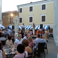 Nič bučne glasbe, le dobro vino, olje in ribe