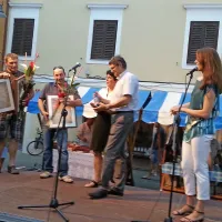 Nič bučne glasbe, le dobro vino, olje in ribe