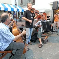 Nič bučne glasbe, le dobro vino, olje in ribe