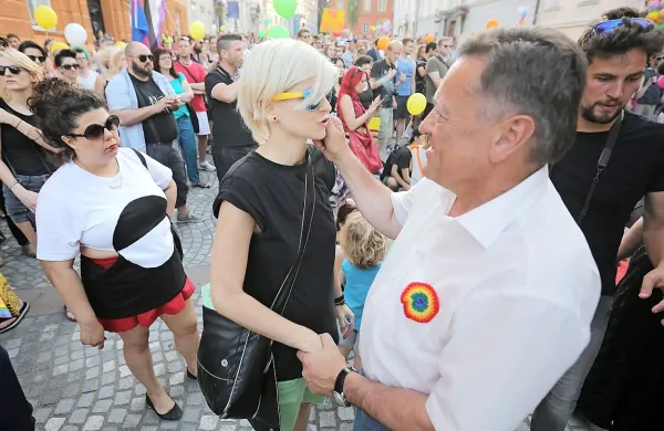 Zbrane, tokrat jih je čez 1000, je na Novem trgu pozdravil tudi 
ljubljanski župan Zoran Janković. Sporočil je, da čaka na 
trenutek, ko bo lahko na ljubljanskem gradu poročil prvi 
istospolni par, ki ga je tudi že izbral.