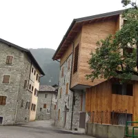 V vasici Sutrio se stara arhitektura spretno zliva z moderno obnovo.