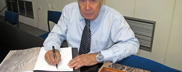Dr. Miran Vodopivec se je v Sežani podpisal v prve izvode svoje knjige.