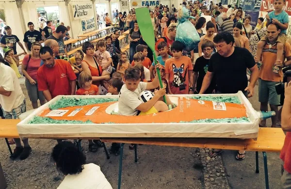 Eden od sobotnih vrhuncev je bil torta velikanka, s katero so 
počastili svetovna prvaka v kajaku Luko Božiča in Sašo 
Taljata.
