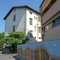 Občina terja tudi stavbo nekdanje male šole v Drevoredu 1. 
maja,  katere 99-odstotno lastništvo je prenesla na univerzo. 
V stavbi bi moral zaživeti  center za tuje jezike, kar se še  ni 
zgodilo.