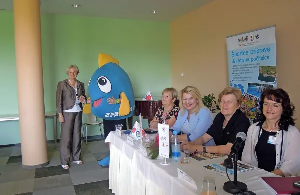 Na fotografiji (z leve): Ana Žerjal, vodja Debelega rtiča, z 
maskoto, ribo z imenom Zdravko, Marija Jereb, prostovoljka 
in članica glavnega odbora Rdečega križa Slovenije, Renata 
Brunskole, generalna sekretarka RKS, Irena Nečemer, podpredsednica RKS, in Breda Prunk Franetič, vodja zdravstva v 
zdravilišču Debeli rtič.