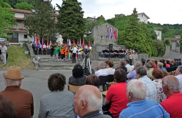 Sive glave in mladost. udeležence proslave, med katerimi je 
bilo tudi nekaj tistih, ki so doživeli kruti čas druge svetovne 
vojne, so navdušili mladi pevci, ki so zapeli venček partizanskih pesmi, godbeniki, taborniki in slavnostna govornica 
Nina Kapelj.