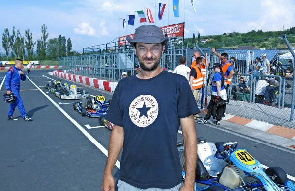 Režiser Slobodan Maksimović na koprski karting stezi, kjer so posneli najhrupnejše prizore.