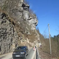 ... na drugi strani povsem razmajano skalovje napoveduje 
vsaj tritedensko popolno zaporo regionalne ceste v Zali. Če 
se pri  sanaciji z razstrelitvijo  ne bo kaj zalomilo.  