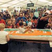 Torta presenečenja je prišla po jezeru in kasneje v želodce 
obiskovalcev. 