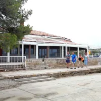 Nekoč priljubljena lucijska restavracija že leta neslavno 
propada. V zlatih časih Portoroža so se s terase Taverne 
razlegali zvoki plesne glasbe.